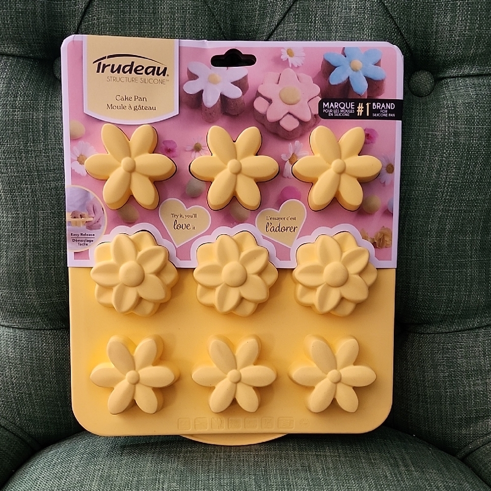 Trudeau Yellow Flower Cake Pan